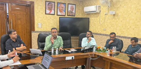 Dhanbad DRM Akhilesh Mishra and railway officials at the safety meeting for 24 Chief Loco Inspectors
