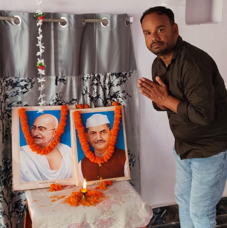 गांधी-शास्त्री जयंती पर महात्मा गांधी और लाल बहादुर शास्त्री को श्रद्धांजलि देते कायस्थ समाज के लोग