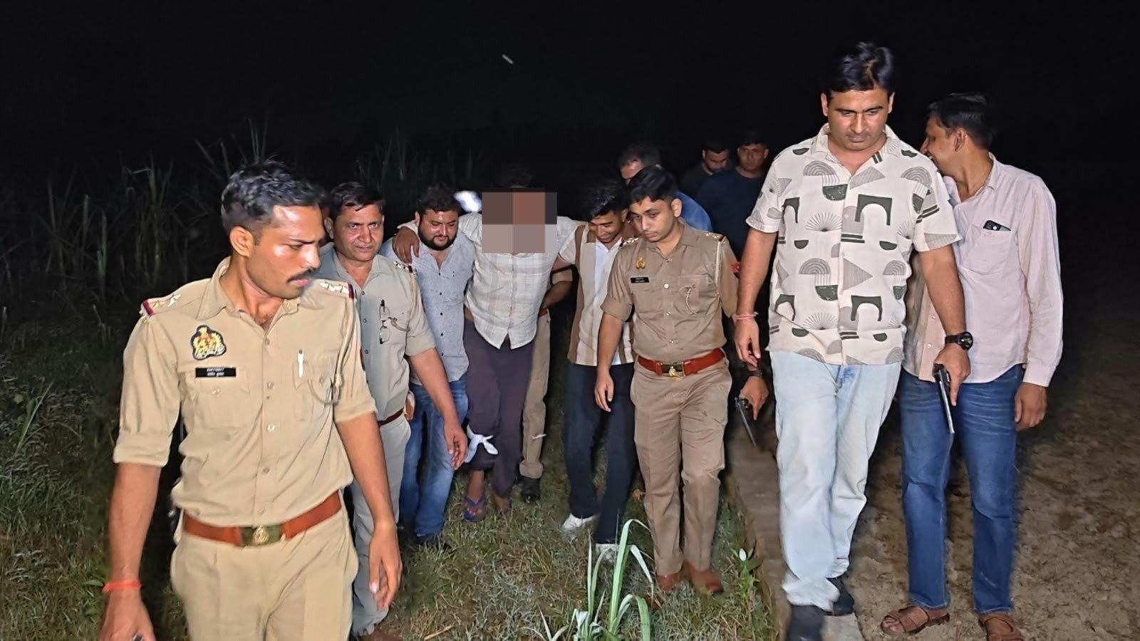 मुजफ्फरनगर में पुलिस मुठभेड़, 25 हजार का इनामी बदमाश घायल 1 मुजफ्फरनगर नई मंडी में पुलिस मुठभेड़ के बाद घायल इनामी बदमाश शादाब उर्फ कलीम