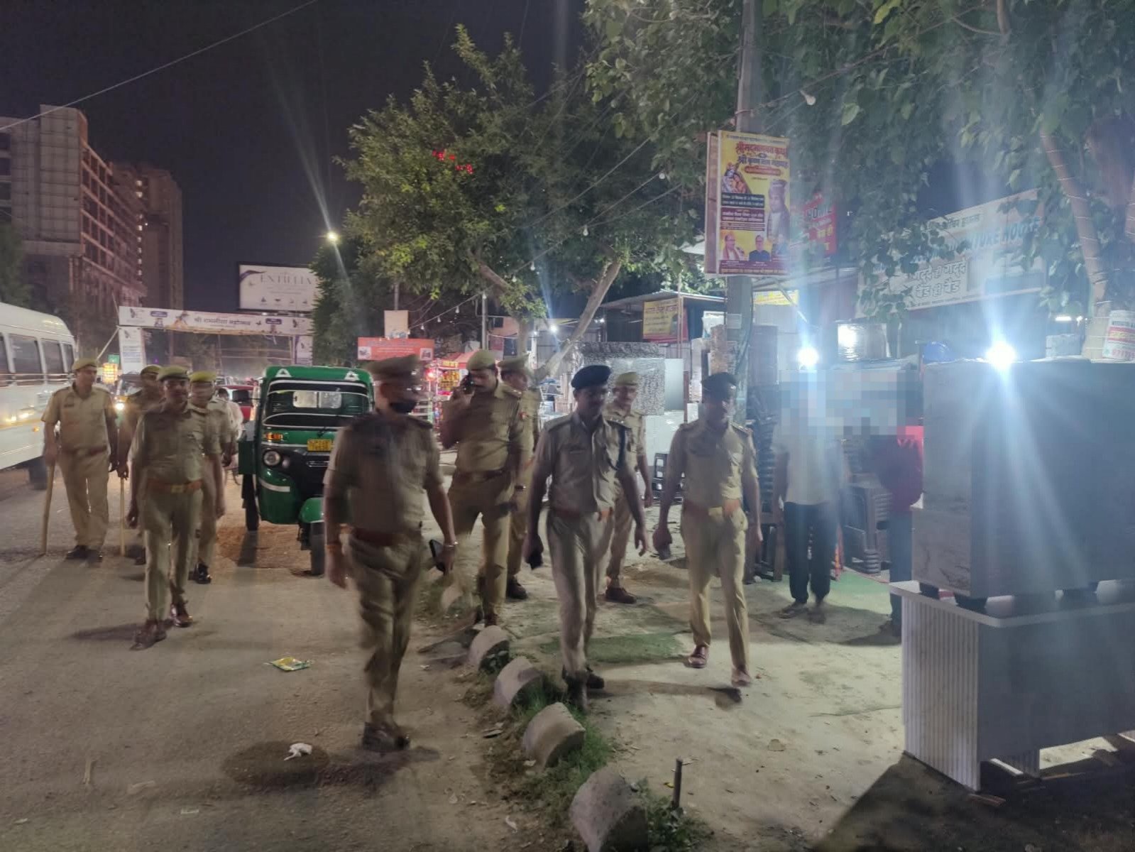 राजनगर एक्सटेंशन में पुलिस की पैदल गश्त 3 राजनगर एक्सटेंशन में पुलिस की पैदल गश्त