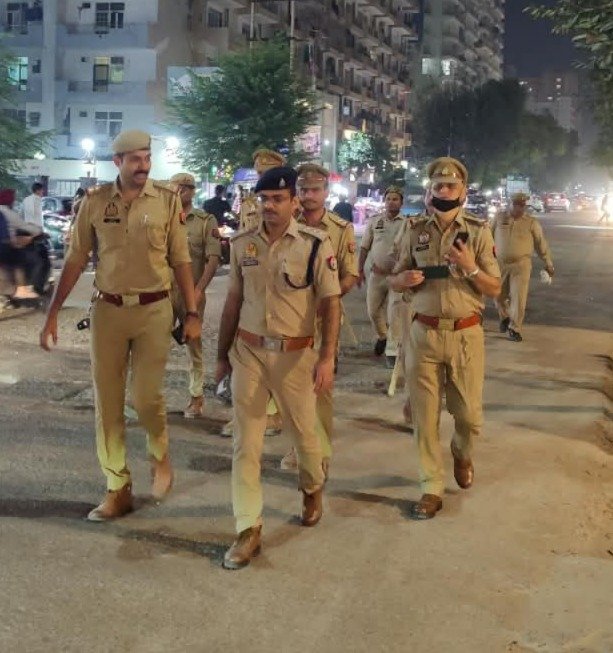 राजनगर एक्सटेंशन में पुलिस की पैदल गश्त 2 WhatsApp Image 2026 10 06 at 9.39.41 PM