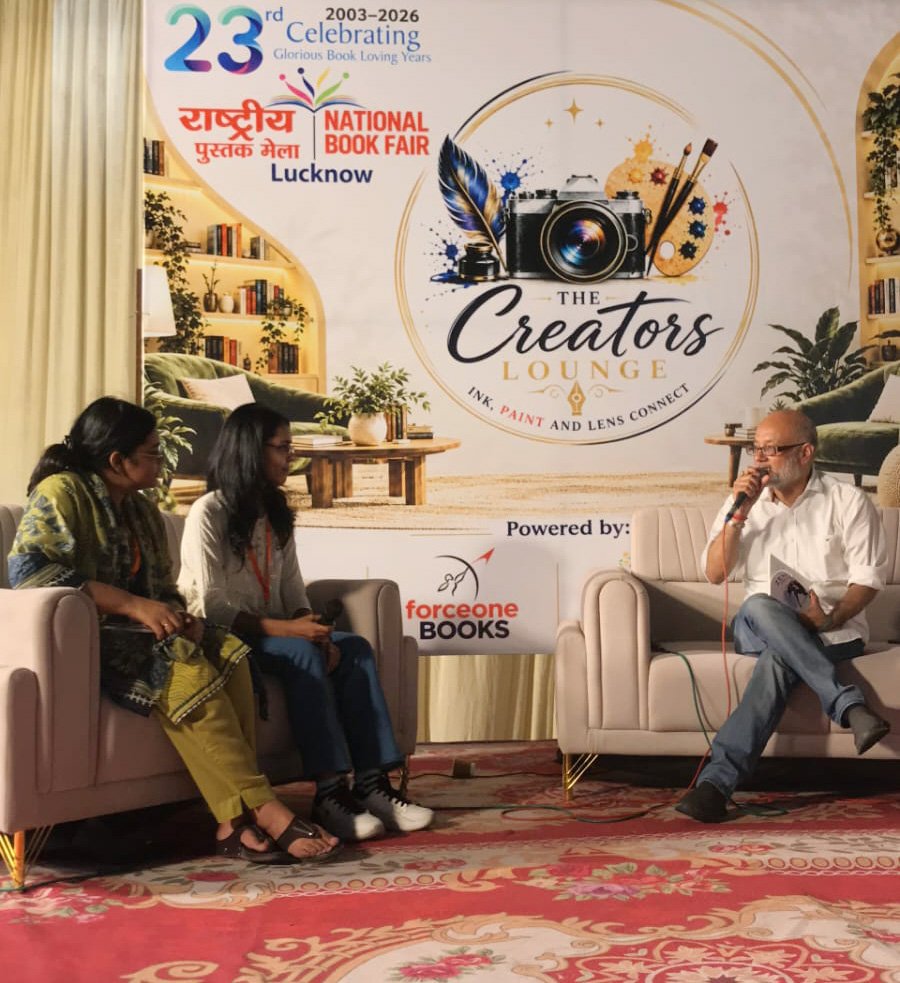 लखनऊ बुक फेयर में The Creators Lounge के Gen Z से चर्चा कार्यक्रम में युवा प्रतिभागी