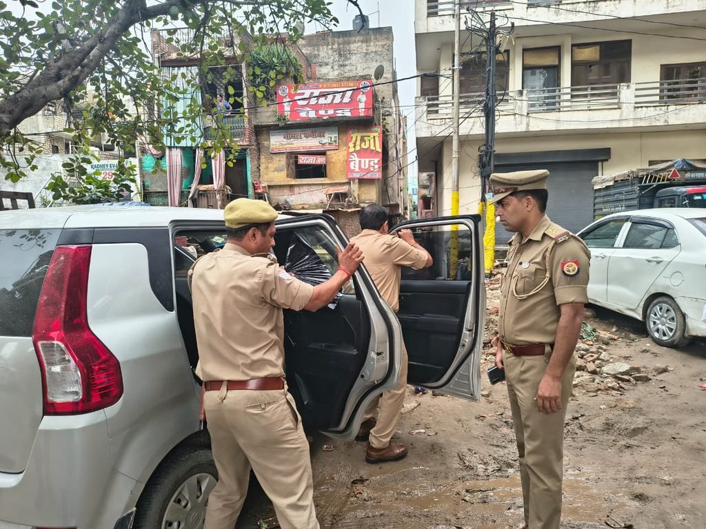 गाजियाबाद में काली फिल्म लगी गाड़ियों पर पुलिस की कार्रवाई, स्टंटबाजों के भी कटे चालान 2 WhatsApp Image 2026 10 16 at 10.05.25 AM
