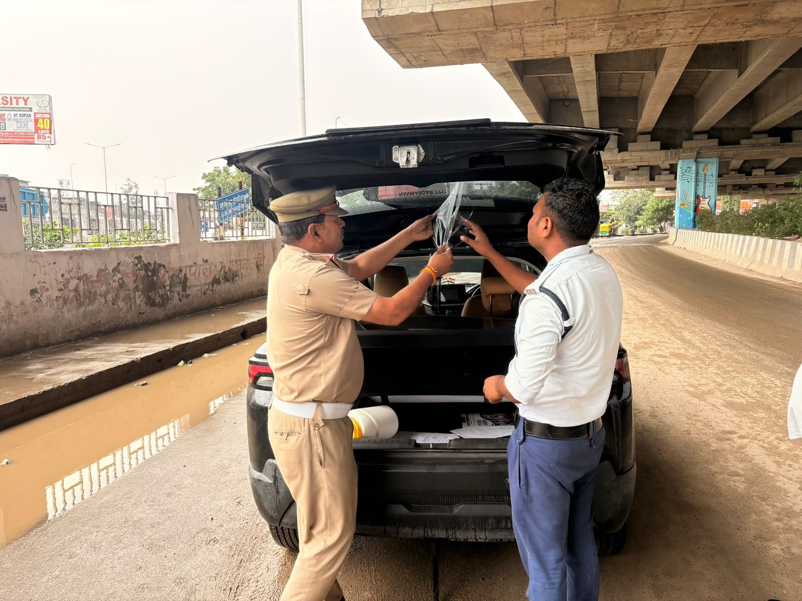 गाजियाबाद में काली फिल्म लगी गाड़ियों पर पुलिस की कार्रवाई, स्टंटबाजों के भी कटे चालान 2 गाजियाबाद में काली फिल्म लगी गाड़ियों पर पुलिस की कार्रवाई, स्टंटबाजों के भी कटे चालान