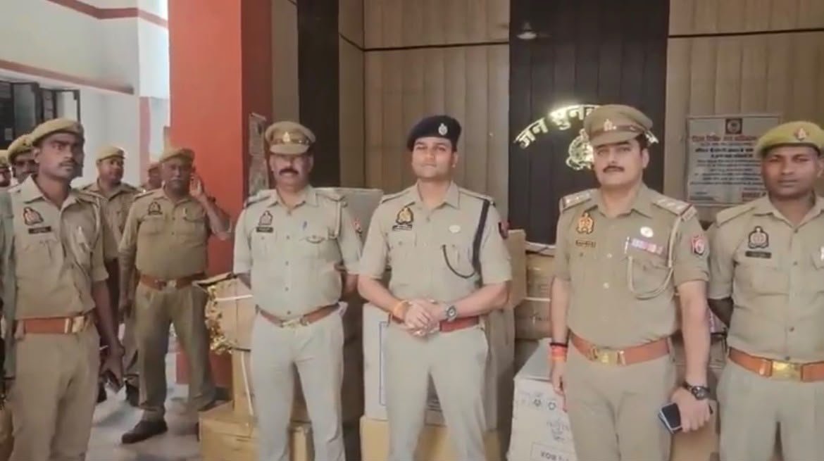 भदोही के गोपीगंज क्षेत्र में छापेमारी के दौरान बरामद अवैध पटाखे